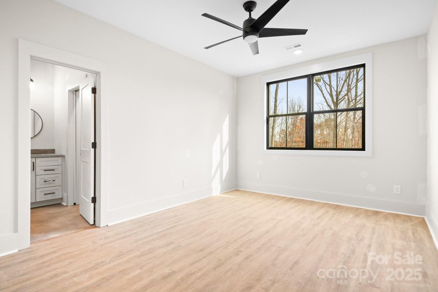 The welcoming guest retreat upstairs has private en suite bathroom with walk-in tile shower and pretty finishes.