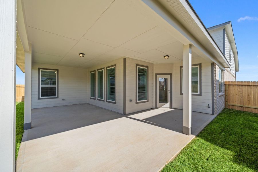 Exterior details and patio area of a home in Beacon Hill, Waller (Image 3).