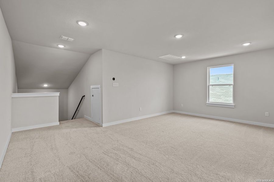 Spacious, unfurnished interior of a new home in Hiddenbrooke, Seguin (Image 36).