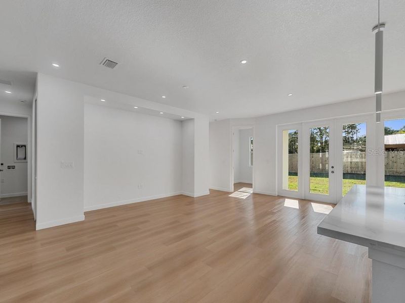 Spacious, unfurnished interior of a new home in , Palm Bay (Image 10).