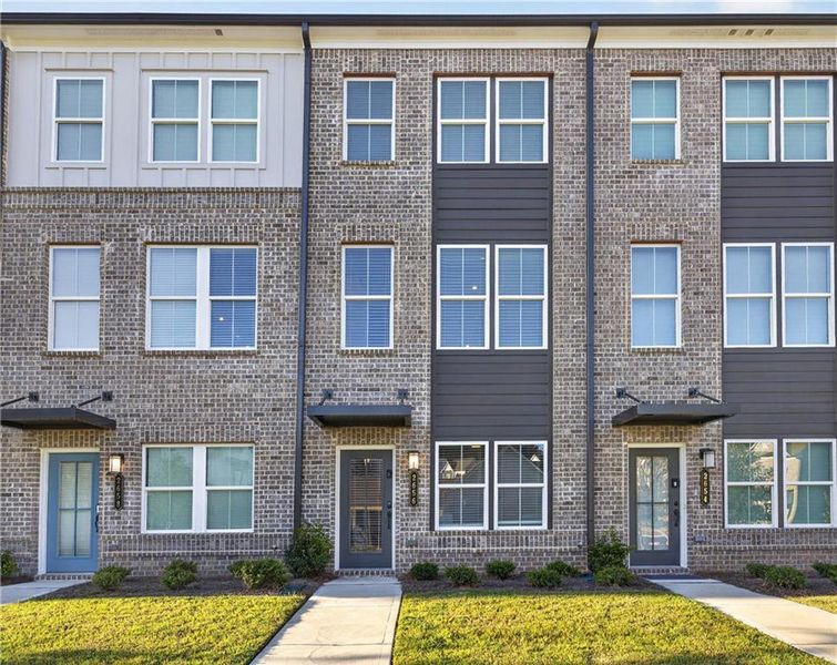 Condo located in Atlanta, GA showcasing its design and architecture (Image 4). Condo located in Atlanta, GA showcasing its design and architecture (Image 4).
