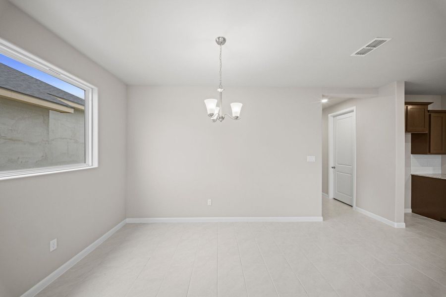 Spacious, unfurnished interior of a new home in Monte Cielo, Weslaco (Image 10).