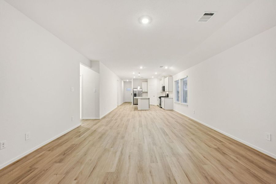 Spacious, unfurnished interior of a new home in , Conroe (Image 27).