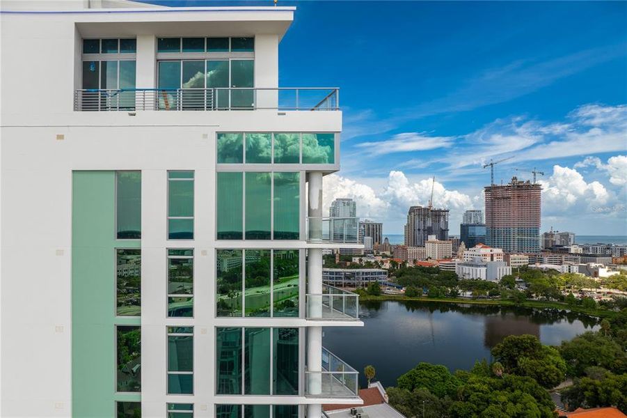 Condo located in St. Petersburg, FL showcasing its design and architecture (Image 39).