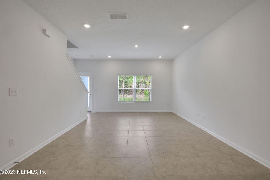 Spacious, unfurnished interior of a new home in , Middleburg (Image 12).