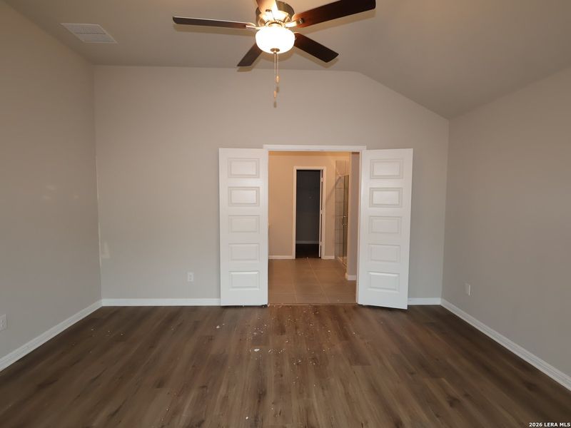 Spacious, unfurnished interior of a new home in Mesquite Ridge, San Antonio (Image 18).
