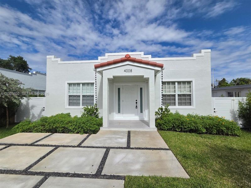 Exterior details and patio area of a home in , West Palm Beach (Image 20).