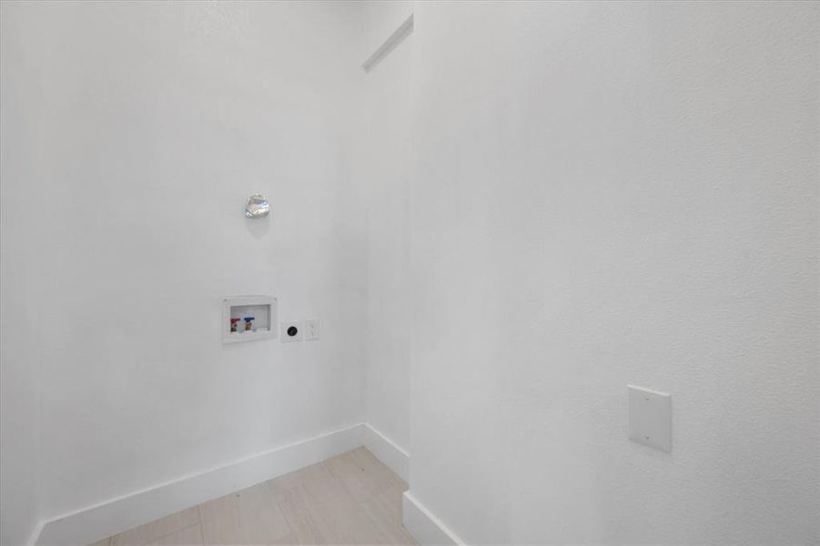 Spacious, unfurnished interior of a new home in , Granbury (Image 21).