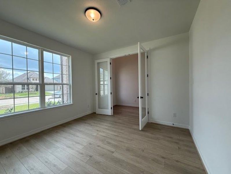 Spacious, unfurnished interior of a new home in Blue Heron Estates, Mont Belvieu (Image 15).