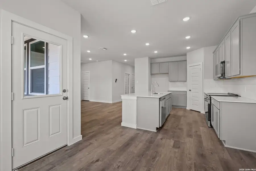 Furnished interior view inside a new home in Hiddenbrooke, Seguin (Image 7).