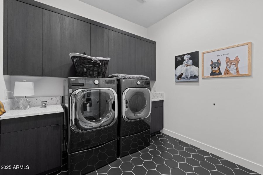 86) LAUNDRY ROOM