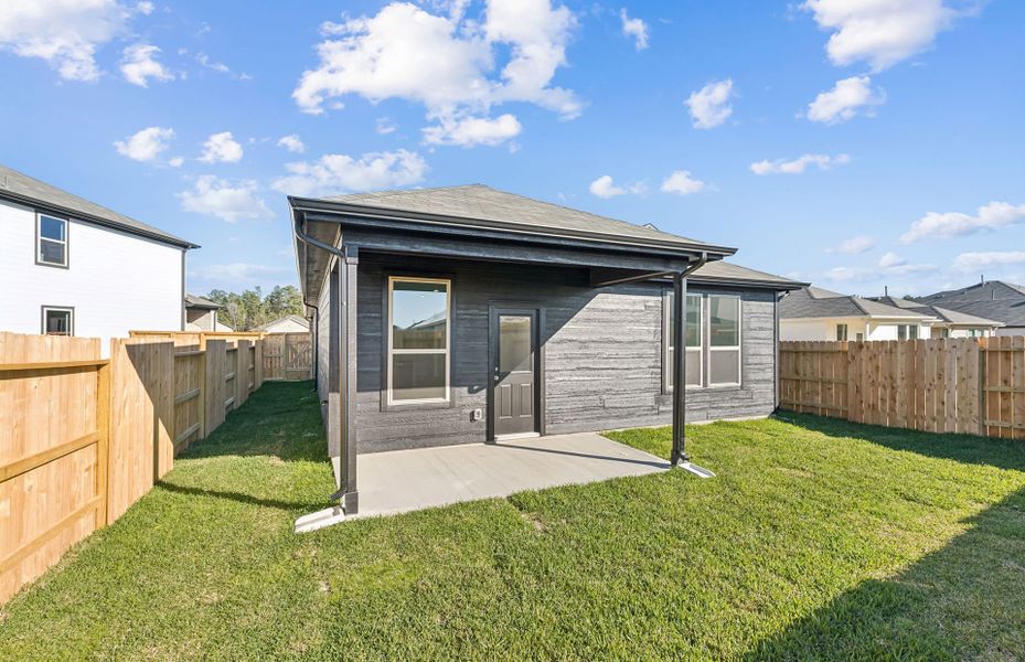 Exterior details and patio area of a home in Mavera, Conroe (Image 4).