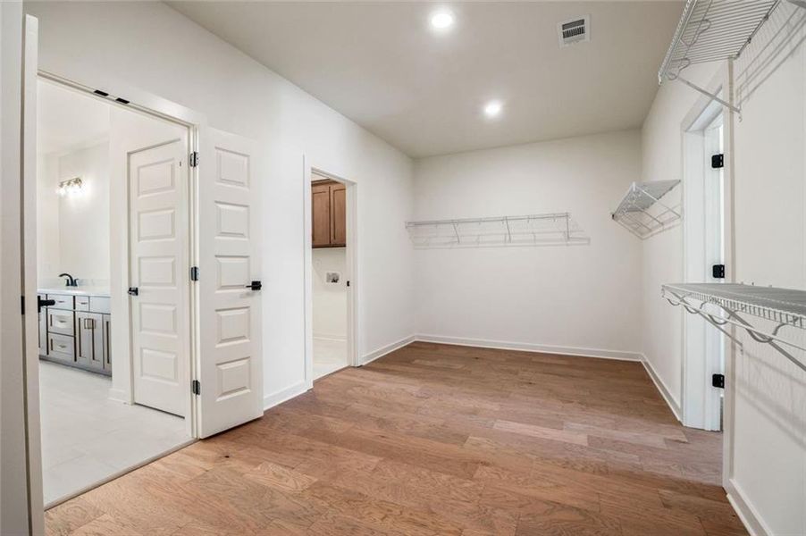 Spacious, unfurnished interior of a new home in Long Hollow Landing, Gainesville (Image 46).