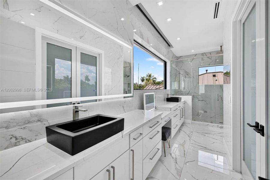 Furnished interior view inside a new home in , Fort Lauderdale (Image 68).