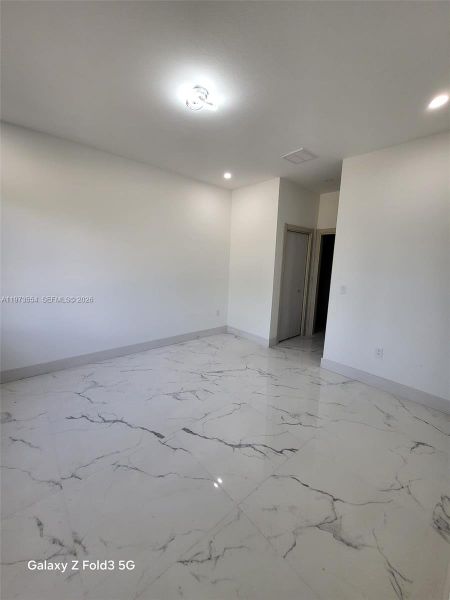 Spacious, unfurnished interior of a new home in , Lehigh Acres (Image 5).