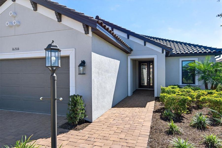 Exterior details and patio area of a home in , Bradenton (Image 4).