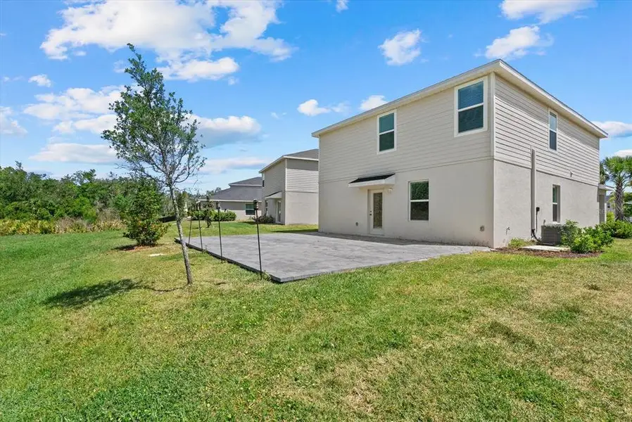 Exterior details and patio area of a home in , Bradenton (Image 4).