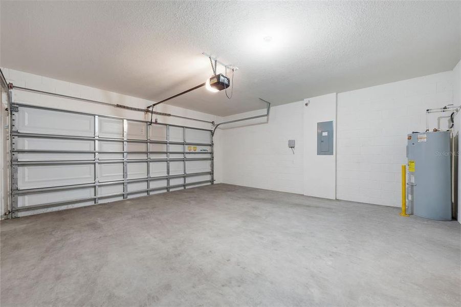 Spacious, unfurnished interior of a new home in Lake Diamond, Ocala (Image 22).