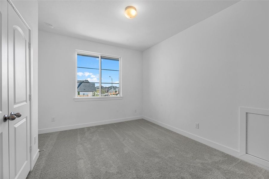 Spacious, unfurnished interior of a new home in Sienna, Missouri City (Image 15).