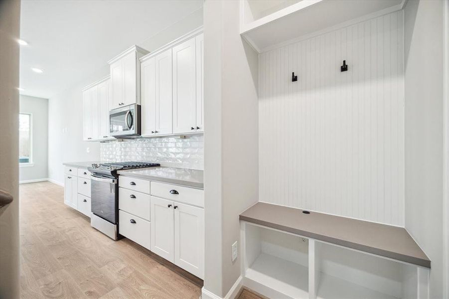 Mud area featuring built-in shelves and a bench.