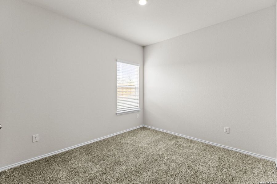 Spacious, unfurnished interior of a new home in Laurel Vistas, San Antonio (Image 16).