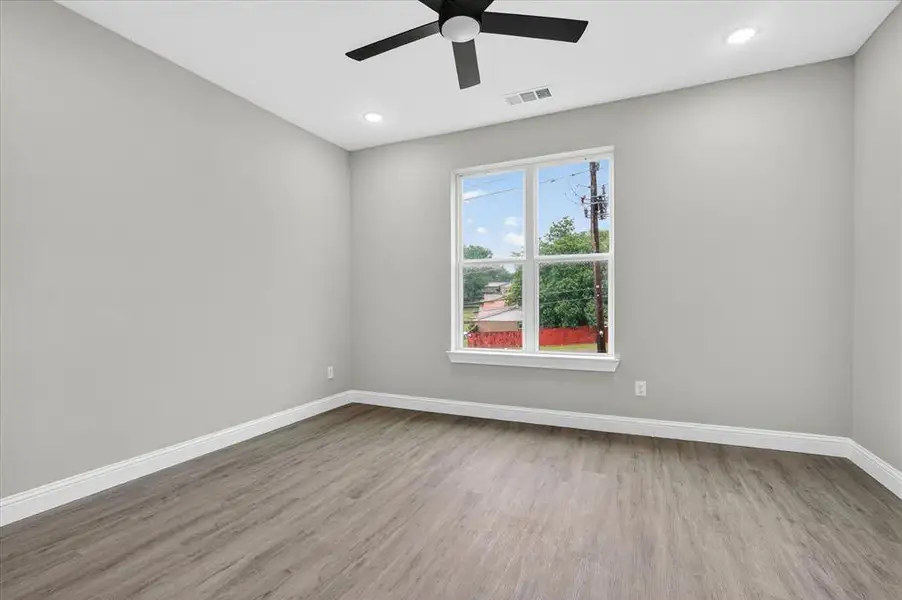 Spacious, unfurnished interior of a new home in , Grand Prairie (Image 27).