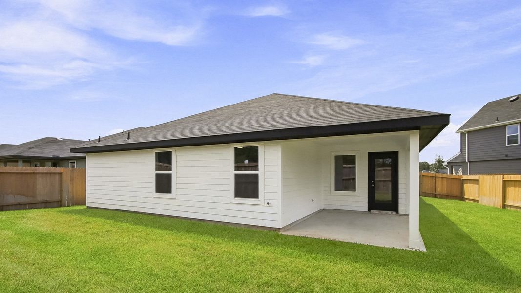 Exterior details and patio area of a home in Silverthorne, Conroe (Image 3).