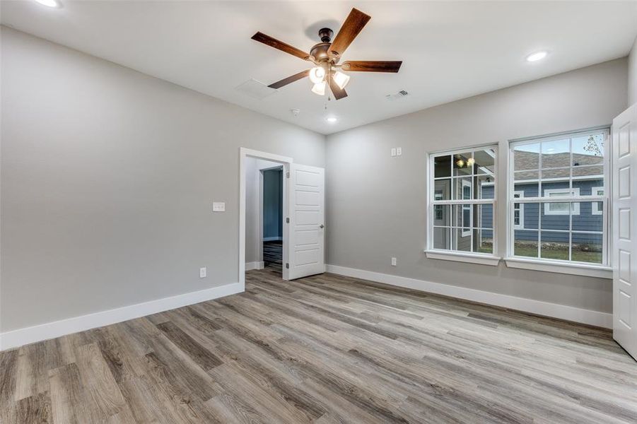 Spacious, unfurnished interior of a new home in , Sherman (Image 21).