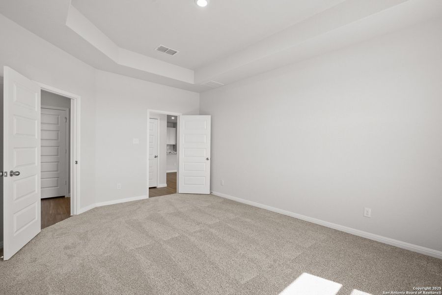 Spacious, unfurnished interior of a new home in Hunters Ranch, San Antonio (Image 12).