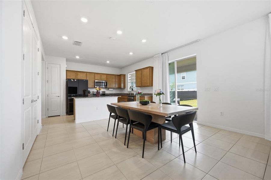 Furnished interior view inside a new home in , Orlando (Image 9).
