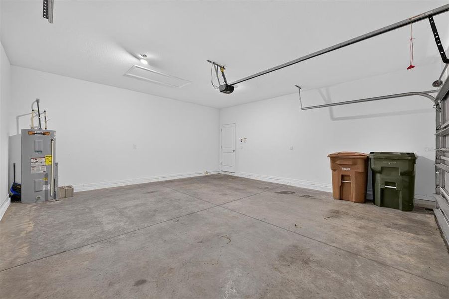 Spacious, unfurnished interior of a new home in Heath Preserve, Ocala (Image 42).