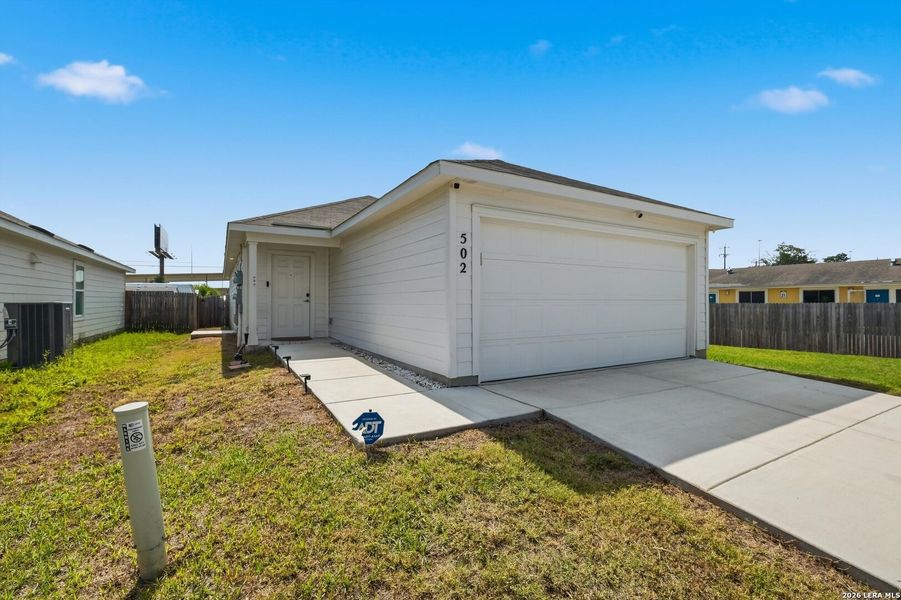 Exterior details and patio area of a home in Tarasco Gardens, San Antonio (Image 21).