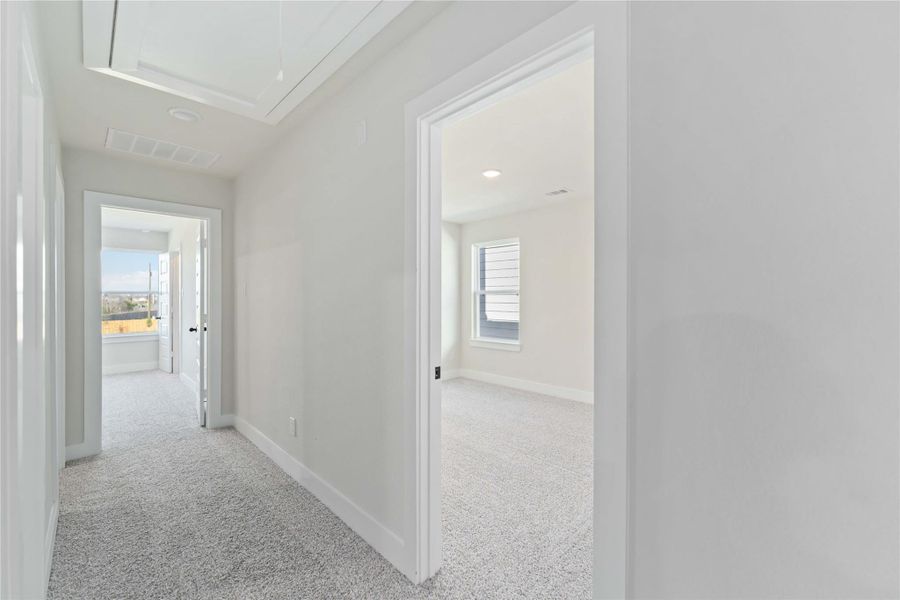 Spacious, unfurnished interior of a new home in Alicante, Houston (Image 14).