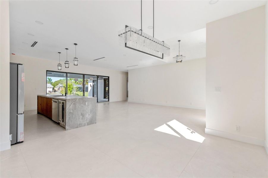 Spacious, unfurnished interior of a new home in , Coconut Creek (Image 23).