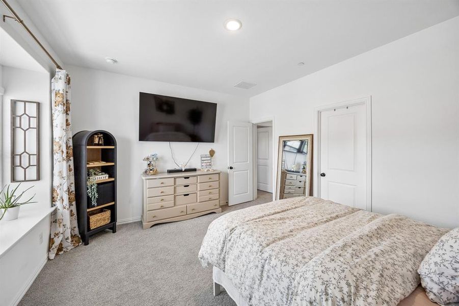 Furnished interior view inside a new home in , Grand Prairie (Image 5).