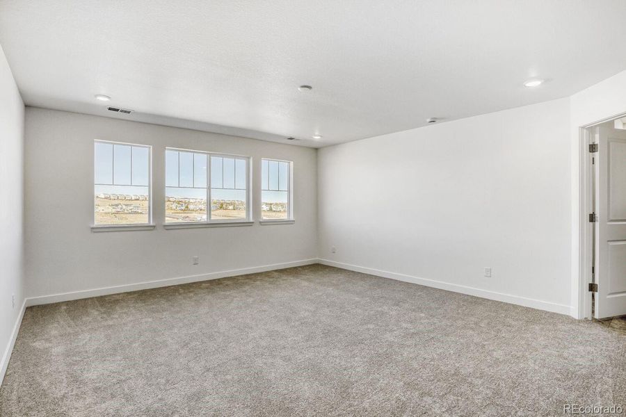 Spacious, unfurnished interior of a new home in Newlin Crossing, Parker (Image 9).
