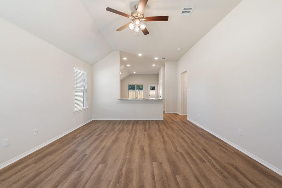 Spacious, unfurnished interior of a new home in , Navasota (Image 18).