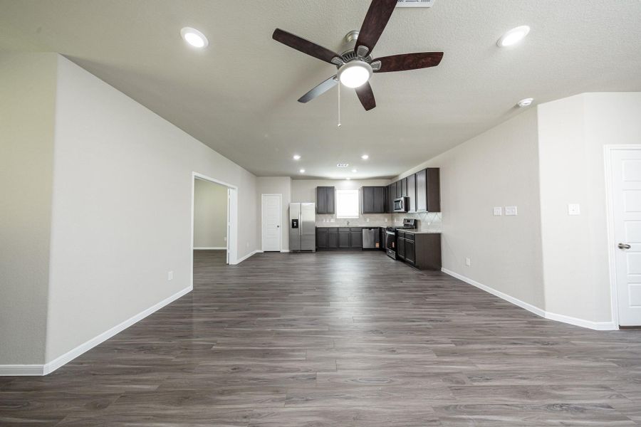 Spacious, unfurnished interior of a new home in Mackenzie Creek, Conroe (Image 12). Spacious, unfurnished interior of a new home in Mackenzie Creek, Conroe (Image 12).