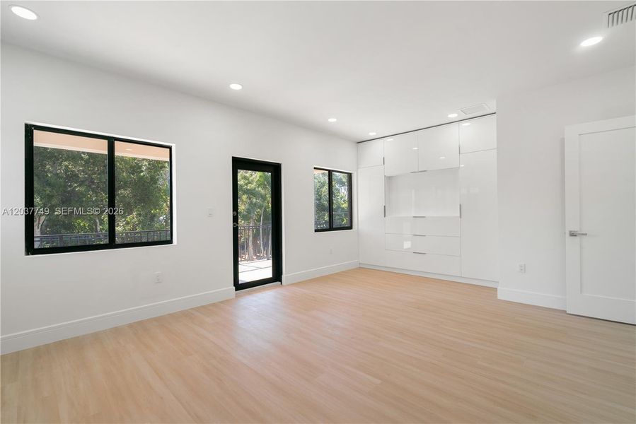 Spacious, unfurnished interior of a new home in , Key Largo (Image 34).