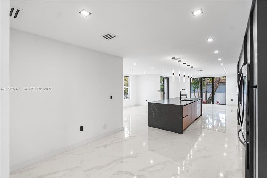 Spacious, unfurnished interior of a new home in , Miami (Image 43).