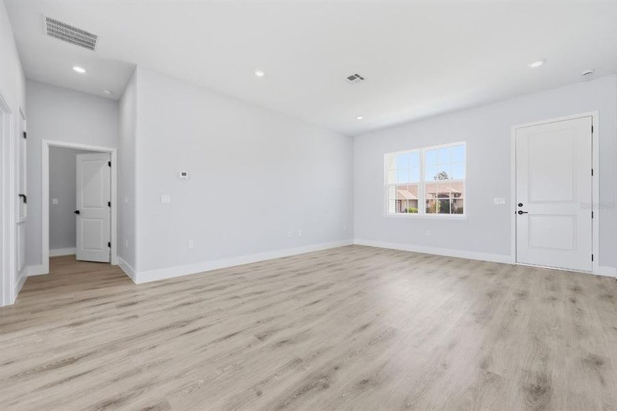 Spacious, unfurnished interior of a new home in , Ocala (Image 25).