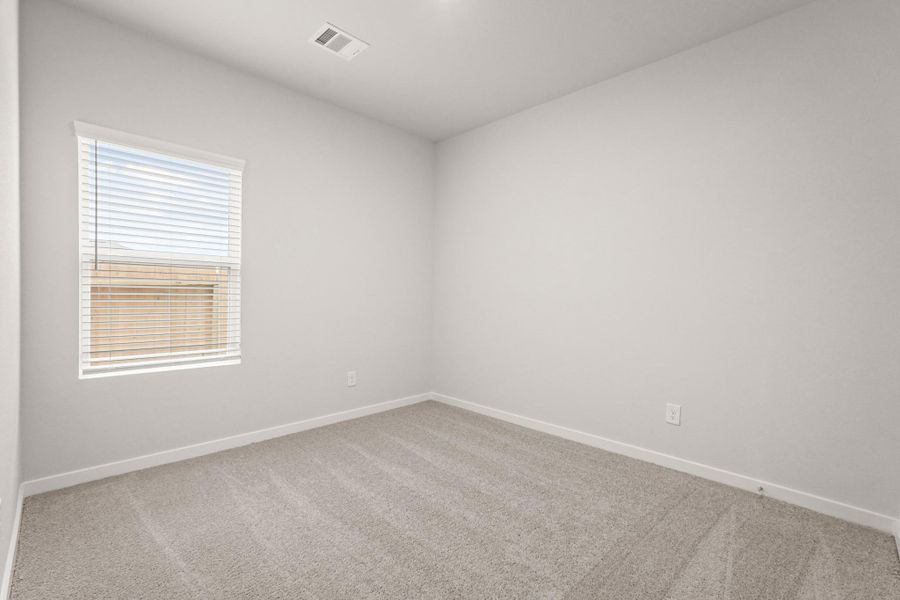 Spacious, unfurnished interior of a new home in Lakes at Crockett Martin, Conroe (Image 18).