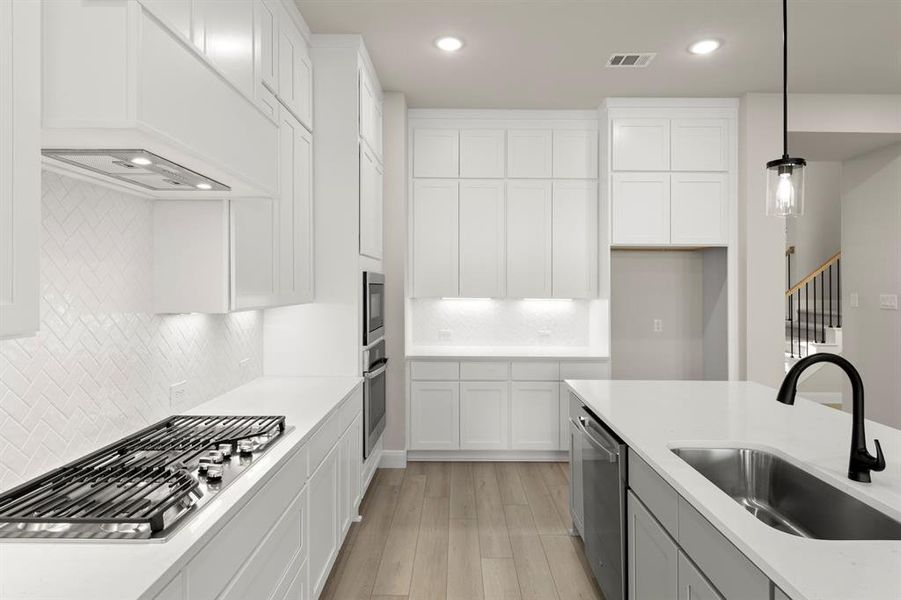 09. 1433 Kirkdale - Kitchen (2)