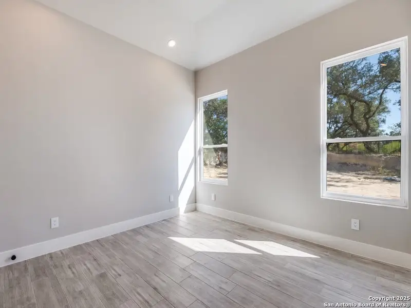 Spacious, unfurnished interior of a new home in , San Antonio (Image 27).