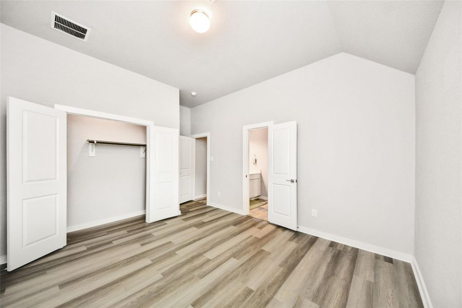 Spacious, unfurnished interior of a new home in Elm Estates, Angleton (Image 38).