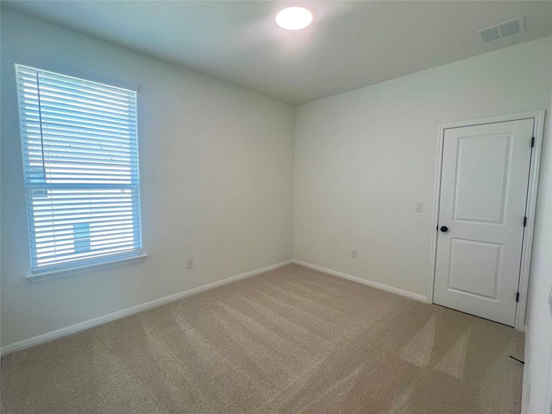 Spacious, unfurnished interior of a new home in Porter Country, Buda (Image 17).