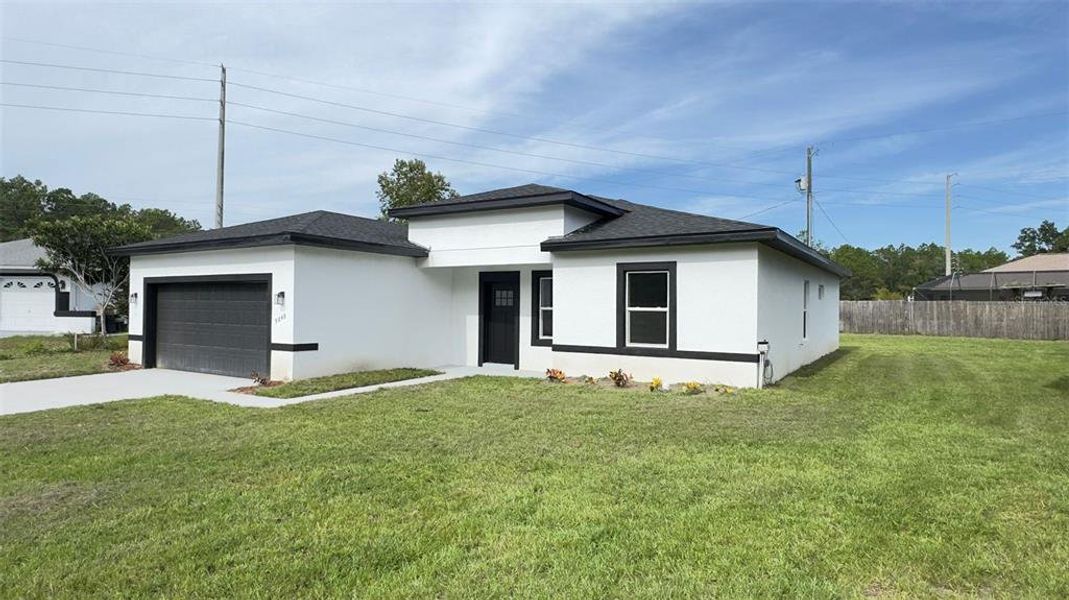 Exterior details and patio area of a home in , Citrus Springs (Image 2).