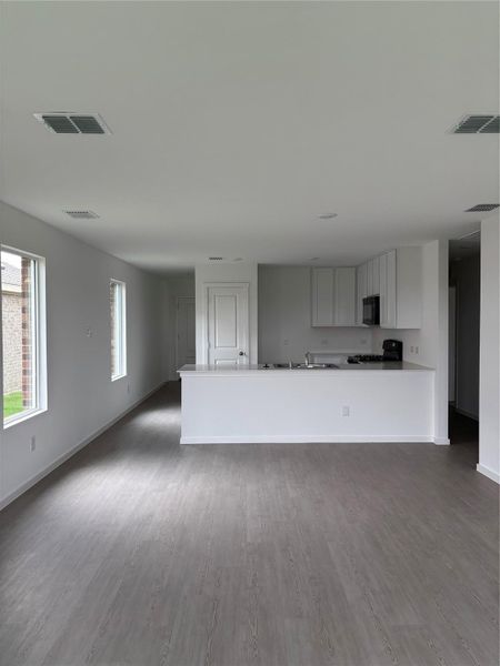 Spacious, unfurnished interior of a new home in Avalon Ridge: Cottage, Conroe (Image 20).