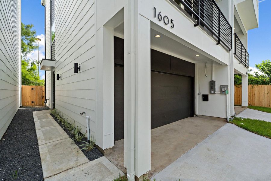 Exterior details and patio area of a home in Crawford Place, Houston (Image 2).