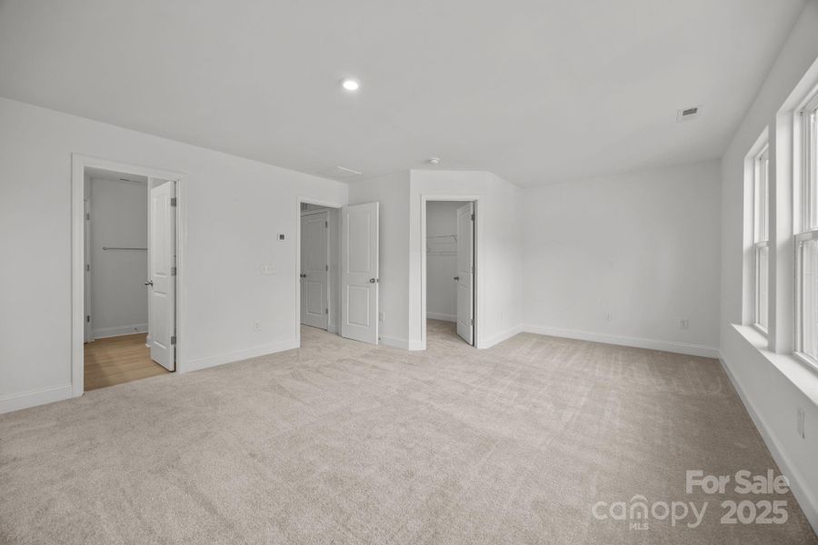 Spacious, unfurnished interior of a new home in Bell Glen, Charlotte (Image 35).